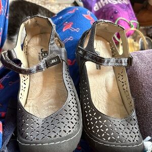 JBU Women's Gray Cutout Flats